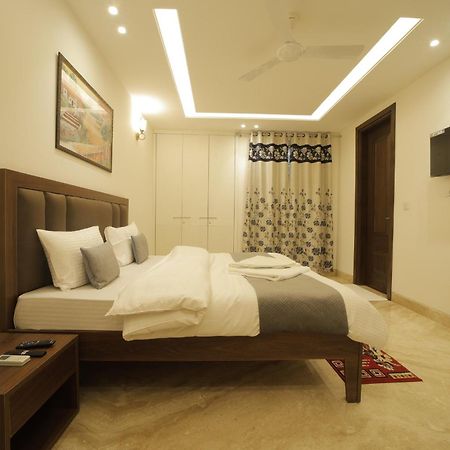 Under My Roof Superio Bed & Breakfast New Delhi Bagian luar foto