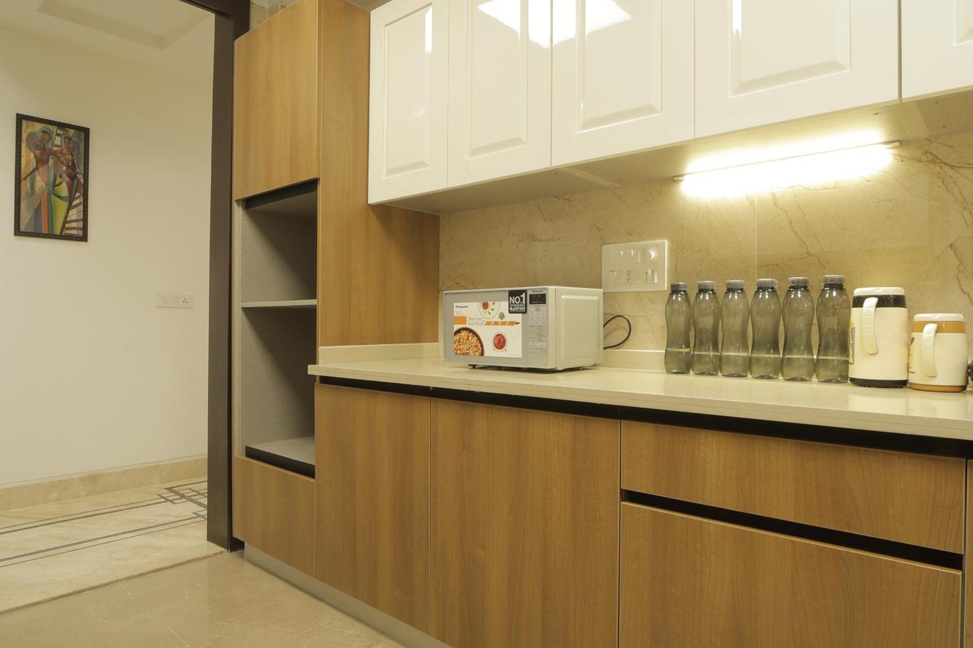 Under My Roof Superio Bed & Breakfast New Delhi Bagian luar foto