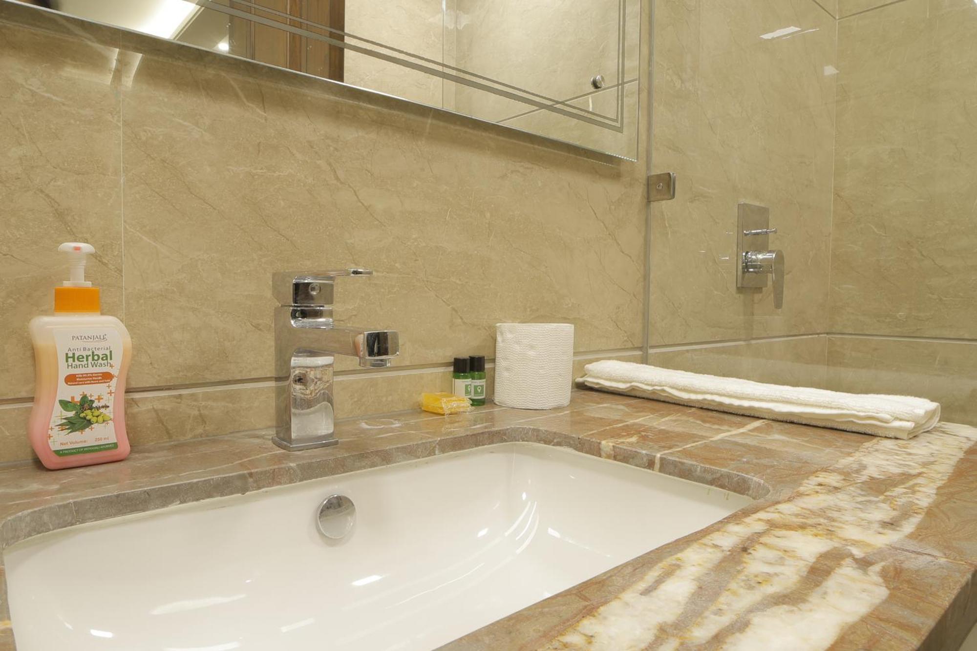 Under My Roof Superio Bed & Breakfast New Delhi Bagian luar foto