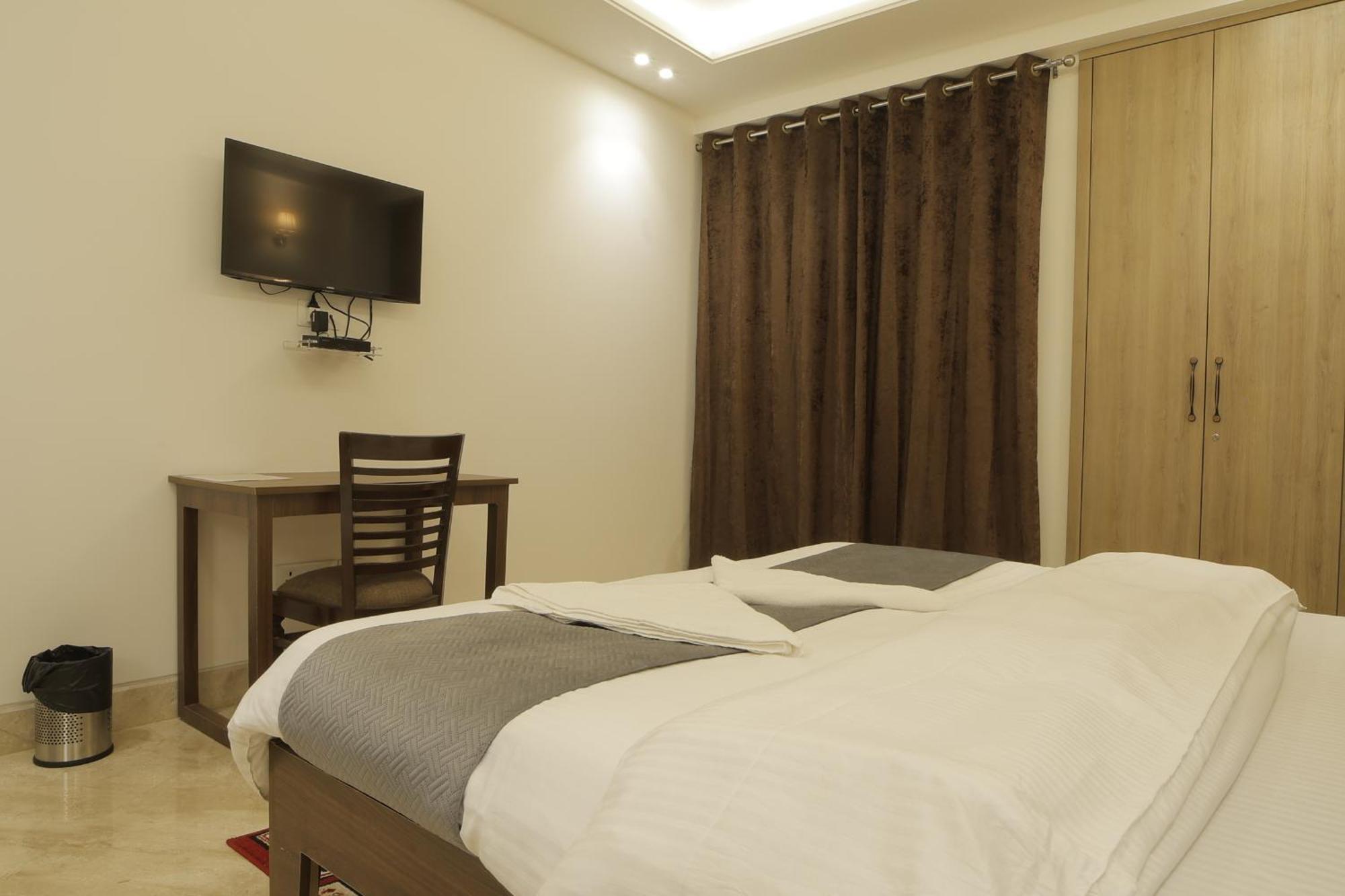 Under My Roof Superio Bed & Breakfast New Delhi Bagian luar foto